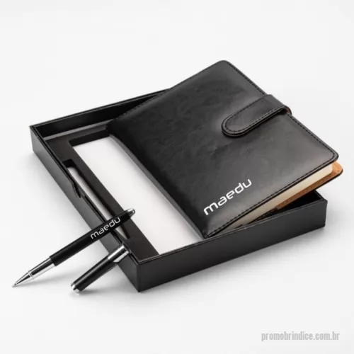 Kit executivo personalizado - Kit Executivo com duas peças, composto por uma caneta esferográfica na cor preta e uma caderneta em couro sintético com fechamento imantado. A caderneta possui 96 folhas na cor marfim.