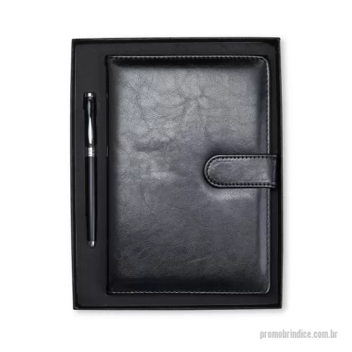 Kit executivo personalizado - O kit é composto por uma caneta metálica esferográfica 1.0mm na cor preta e uma cardeneta em couro sintético com fechamento imontado. A cardeneta possui aproximadamente 96 folhas poutuadas na cor marfim, além de uma fita de cetim para marcar páginas importantes e um suporte para caneta, acompanhados um estojo de papelão.