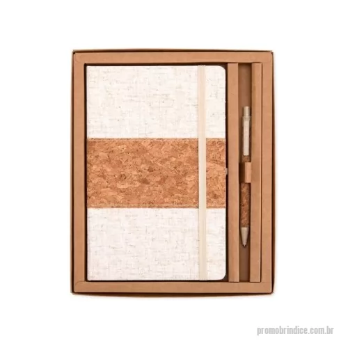 Kit executivo personalizado - Este kit contém uma Caderneta A5 em linho com detalhe em cortiça e suporte para caneta, marcador de página em cetim, aproximadamente 82 folhas com pauta e caneta de cortiça com detalhes em palha de trigo, carga esferográfica azul 1.0mm e acionamento por clique