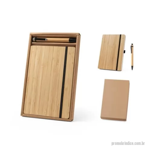 Kit executivo personalizado - Conjunto de caderno a5 e esferográfica em bambu. O caderno de capa e contracapa em placa de bambu e lombada em poliéster 100% reciclado (100% rpet). Interior contém 96 folhas pautadas com papel reciclado. Suporte para esferográfica (inclusa) e elástico para fecho do caderno. Esferográfica em bambu e escrita em preto. Fornecido em caixa presente de oferta de papel kraft reciclado. A cor e o resultado da impressão nos materiais naturais pode variar entre produtos. Caderno: 21 x 14 mm | esferográfica: ø11 x 138 mm | caixa: 160 x 255 x 18 mm