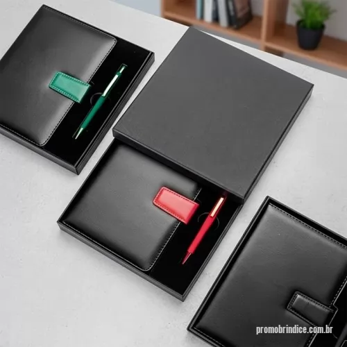 Kit executivo personalizado - Kit executivo Personalizado 19013B com sua logomarca. 20 anos ajudando a cotar Brindes Promocionais com várias empresas num único clique. Kit Executivo 2 Peças  Descrição: Kit executivo composto por duas peças, sendo uma caderneta com capa em couro sintético e fechamento magnético, contendo aproximadamente 80 folhas pautadas, e uma caneta metálica com detalhes em plástico. A caneta possui ponteira emborrachada para uso em dispositivos touchscreen e carga esferográfica azul de 1,0 mm. O conjunto é acondicionado em caixa de papelão com berço em espuma para melhor acomodação e apresentação dos itens.  Comprimento: 22,5 cm Largura: 21 cm Profundidade: 2,7 cm Medidas aproximadas para gravação (CxL):  Caixa: 20 cm x 18 cm  Caderno: 19 cm x 13 cm  Caneta: 0,8 cm x 10 cm Peso aproximado: 462 gKit Executivo 2 Peças  Descrição: Kit executivo composto por duas peças, sendo uma caderneta com capa em couro sintético e fechamento magnético, contendo aproximadamente 80 folhas pautadas, e uma caneta metálica com detalhes em plástico. A caneta possui ponteira emborrachada para uso em dispositivos touchscreen e carga esferográfica azul de 1,0 mm. O conjunto é acondicionado em caixa de papelão com berço em espuma para melhor acomodação e apresentação dos itens.  Comprimento: 22,5 cm Largura: 21 cm Profundidade: 2,7 cm Medidas aproximadas para gravação (CxL):  Caixa: 20 cm x 18 cm  Caderno: 19 cm x 13 cm  Caneta: 0,8 cm x 10 cm Peso aproximado: 462 gKit executivo Personalizado, 178358, B Brindes Promocionais. Clique e Cote no Portal PromoBríndice!