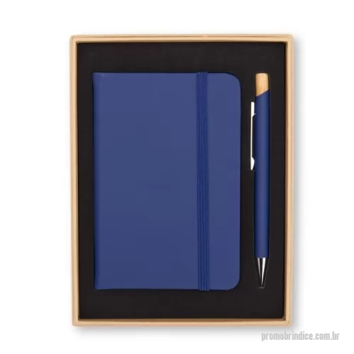 Kit executivo personalizado - Kit executivo composto por uma caderneta e uma caneta. A caderneta possui capa dura em couro sintético, marca-páginas em fita de cetim e elástico para fechamento, além de aproximadamente 80 folhas com pauta. Por sua vez, a caneta metálica conta com detalhe em bambu, acionamento por clique e carga esferográfica azul de 1,0mm. Acompanha uma caixa de papelão com berço interno em espuma.