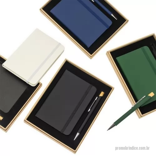 Kit executivo personalizado - Kit executivo composto por uma caderneta e uma caneta. A caderneta possui capa dura em couro sintético, marca-páginas em fita de cetim e elástico para fechamento, além de aproximadamente 80 folhas com pauta. Por sua vez, a caneta metálica conta com detalhe em bambu, acionamento por clique e carga esferográfica azul de 1,0mm. Acompanha uma caixa de papelão com berço interno em espuma. Gravação da logomarca em 1 cor já inclusa.