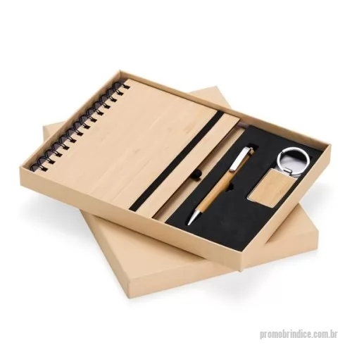 Kit executivo personalizado - Kit composto por 3 peças: sendo uma caderneta de bambu com capa dura, contendo aproximadamente 70 folhas brancas pautadas, uma caneta de bambu com clipe metálico e um chaveiro de bambu com detalhe em metal. Item perfeito para quem busca elegância, sustentabilidade e o toque natural que só o bambu proporciona. Gravação da logomarca em 1 cor já inclusa.