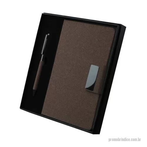 Kit executivo personalizado - Kit executivo Personalizado 15368 com sua logomarca. 20 anos ajudando a cotar Brindes Promocionais com várias empresas num único clique. Kit executivo com dois itens. O conjunto é composto por uma caderneta com capa dura em couro sintético revestido com fibra de café, no tamanho A5, com fechamento magnético, marca-páginas em fita de cetim e cerca de 80 folhas pautadas; e uma caneta metálica com detalhes do mesmo material, acionamento por rotação e carga esferográfica azul de 1,0 mm. Acompanha uma caixa de papelão com berço em espuma para a caneta.  Largura: 21 cm Profundidade: 2,4 cm Comprimento: 22 cmKit executivo com dois itens. O conjunto é composto por uma caderneta com capa dura em couro sintético revestido com fibra de café, no tamanho A5, com fechamento magnético, marca-páginas em fita de cetim e cerca de 80 folhas pautadas; e uma caneta metálica com detalhes do mesmo material, acionamento por rotação e carga esferográfica azul de 1,0 mm. Acompanha uma caixa de papelão com berço em espuma para a caneta.  Largura: 21 cm Profundidade: 2,4 cm Comprimento: 22 cmKit executivo Personalizado, 180006, Smart Gifts. Clique e Cote no Portal PromoBríndice!
