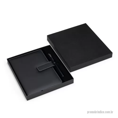 Kit executivo personalizado - Kit executivo Personalizado 19143 com sua logomarca. 20 anos ajudando a cotar Brindes Promocionais com várias empresas num único clique. Kit executivo composto por dois itens: uma caderneta e uma caneta. A caderneta possui capa em poliuretano (PU), aba com fecho magnético, marca-páginas em fita de cetim e cerca de 96 folhas marfim pautadas e espaço para assinalar dias da semana e datas numéricas. A caneta metálica possui ponta em plástico ABS e carga esferográfica preta de 0,8 mm. Acompanha caixa em papelão com berço em PET com revestimento aveludado para acomodação dos itens.  Altura: 22,3 cm Largura: 19,7 cm Profundidade: 2,6 cmKit executivo composto por dois itens: uma caderneta e uma caneta. A caderneta possui capa em poliuretano (PU), aba com fecho magnético, marca-páginas em fita de cetim e cerca de 96 folhas marfim pautadas e espaço para assinalar dias da semana e datas numéricas. A caneta metálica possui ponta em plástico ABS e carga esferográfica preta de 0,8 mm. Acompanha caixa em papelão com berço em PET com revestimento aveludado para acomodação dos itens.  Altura: 22,3 cm Largura: 19,7 cm Profundidade: 2,6 cmKit executivo Personalizado, 180188, Smart Gifts. Clique e Cote no Portal PromoBríndice!