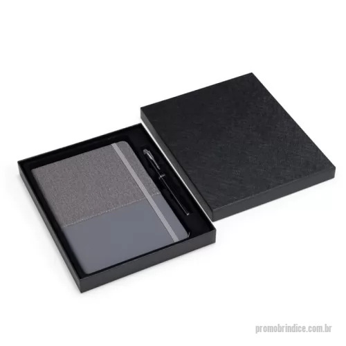 Kit executivo personalizado - Kit executivo composto por dois itens: uma caderneta tipo moleskine e uma caneta. A caderneta possui capa em PU, fecho em elástico, marca-páginas em fita de cetim e cerca de 80 folhas marfim pautadas. A caneta metálica possui detalhes em plástico e carga esferográfica preta de 0,8 mm. Acompanha caixa em papelão com berço em PET com revestimento aveludado para acomodação dos itens.