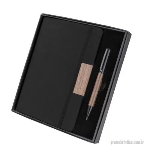Kit executivo personalizado - Caderno tipo moleskine tamanho A5 com capa dura em papel com linhas cinzas, 4 folhas de guarda e 80 folhas internas pautadas em papel 70g/m². Possui marcador de página e elástico de fechamento. Acompanha caixa presenteável.