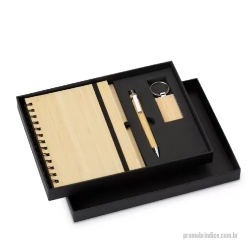 Kit executivo personalizado - Kit executivo ecológico 3 peças em estojo de papelão. Contém: chaveiro de bambu com detalhe em metal, caderneta em bambu, capa dura, com aproximadamente 65 folhas brancas pautadas, caneta de bambu com clipe metálico, elástico para lacre e suporte para caneta em nylon.