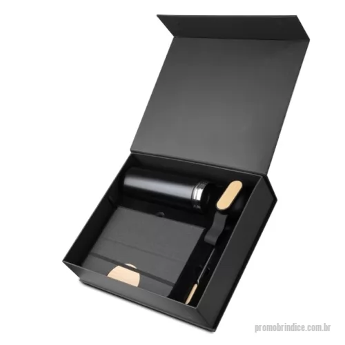 Kit executivo personalizado - Kit escritório contendo caderno A5 com capa em RPET e detalhe em bambu, possui 80 folhas pautadas em papel 70g/m², garrafa térmica (exterior 201/interior 304) com capacidade de 600ml, acabamento preto fosco, tampa em plástica PP com detalhe em bambu e alça em silicone preta, caneta esferográfica de metal com detalhe em bambu, acompanha caixa presenteável.