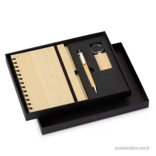 Kit executivo personalizado - Kit executivo ecológico 3 peças em estojo de papelão. Contém: chaveiro de bambu com detalhe em metal, caderneta em bambu, capa dura, com aproximadamente 65 folhas brancas pautadas, caneta de bambu com clipe metálico, elástico para lacre e suporte para caneta em nylon.