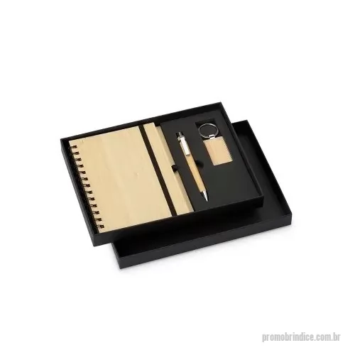 Kit executivo personalizado - Kit executivo Personalizado contendo: Kit executivo ecológico 3 peças em estojo de papelão. Contém: chaveiro de bambu com detalhe em metal, caderneta em bambu, capa dura, com aproximadamente 65 folhas brancas pautadas, caneta de bambu com clipe metálico, elástico para lacre e suporte para caneta em nylon.  Largura : 19,3 cm  Espessura : 2,9 cm  Comprimento : 25,3 cm  Medidas aproximadas para gravação (CxL): 24 cm x 18 cm  Peso aproximado (g): 409