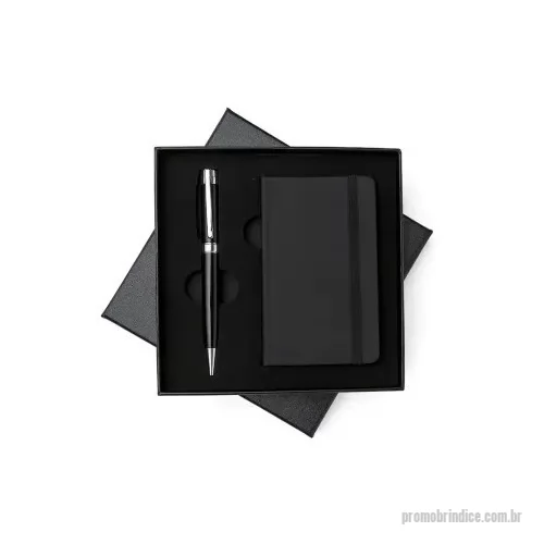 Kit executivo personalizado - Kit executivo Personalizado contendo: Estojo de papelão com tampa e parte interna revestida de espuma. Contém: caneta metal preta com anel, detalhes em prata e escrita preta; caderneta emborrachada com aproximadamente 80 folhas amarelas com pauta. Acompanha placa metálica para gravação. Altura : 17 cm Largura : 17 cm Medidas aproximadas para gravação (CxL): Placa 5,8 cm x 1,9 cm – Caneta 3,8 cm x 0,8 cm – Caderneta 12,5 cm x 7,5 cm Peso aproximado (g): 235