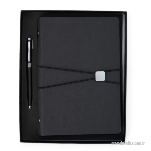 Kit executivo personalizado - Anote tudo e organize os cartões com o nosso Kit Executivo! Ele vem com uma caneta metálica super sofisticada de 1.0mm na cor preta e um caderno fichário de aproximadamente 96 folhas removíveis, ou seja, dá para trocar, reorganizar e deixar tudo do seu jeito! Os seis anéis garantem praticidade, e a capa dura em couro sintético traz aquele toque elegante durante os registros e planejamentos. E tem mais! São quatro espaços para cartões, sendo um com visor transparente, espaço para guardar anotações, suporte para caneta e fechamento em elástico para manter tudo seguro.  Para um toque exclusivo, ainda acompanha uma plaquinha para personalização e embalagem.   Altura :  26,4 cm  Largura :  21,3 cm