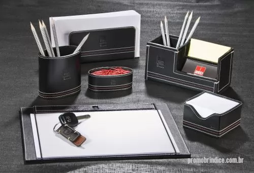 Kit executivo personalizado - Kit de Mesa para escritorio contendo Risque Rabisque, Porta carta, Bloco Lembrete e mais 1 Porta Caneta e Clips OU 1 Porta Caneta com Porta Cartões.