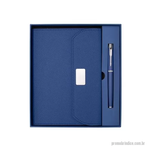 Kit executivo personalizado - Kit com caderneta (capa PU, fecho magnético, plaquinha metálica, ~96 folhas marfim) e caneta metálica com carga esferográfica preta 0,8mm. Caixa em papelão.