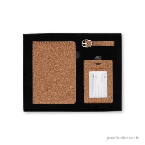 Kit executivo personalizado - Kit viagem com acabamento em cortiça: porta-passaporte e tag identificadora de bagagem com alça. Estojo de papel com berço em veludo.