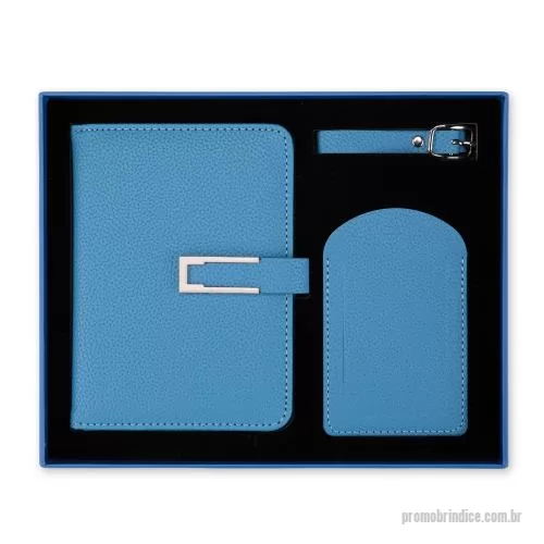 Kit executivo personalizado - Kit viagem: porta-passaporte e tag identificadora de bagagem em PU. Fechamento magnético, fivela metálica, compartimentos para cartões.