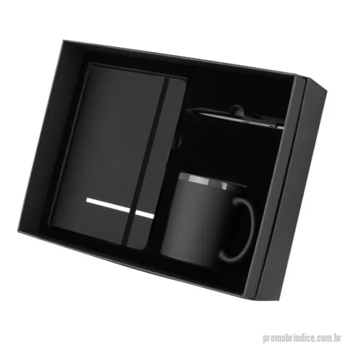 Kit executivo personalizado - Kit escritório contendo caderno tamanho A5 em RPET com detalhe em bambu, com 80 folhas pautadas em papel 70g/m², porta-copos em bambu, caneca em cerâmica com capacidade de 550ml e alça em bambu, e caneta metálica com detalhe em bambu na parte superior. Acompanha caixa presenteável.
