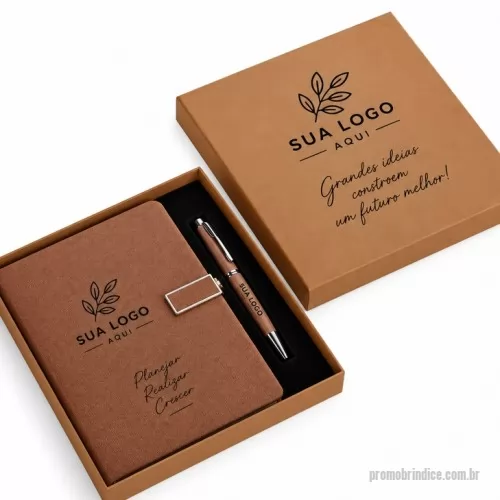 Kit executivo personalizado - Kit executivo composto por dois itens: uma caderneta e uma caneta. A caderneta possui capa dura em couro sintético texturizado com fecho magético e alça metálica com detalhe em couro sintético, marca-páginas em fita de cetim e aproximadamente 120 folhas marfim pautadas. A caneta metálica conta com clipe, acionamento por rotação e carga esferográfica preta de 1,0mm. Acompanha caixa em papelão com berço removível em espuma para acomodação da caneta.  Altura :  23 cm  Largura :  19,8 cm  Profundidade :  2,9 cm