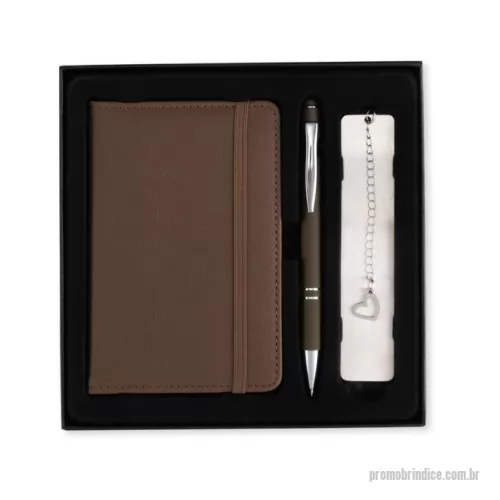 Kit executivo personalizado - Kit executivo personalizado composto por 3 peças: caderneta, caneta metálica e marcador de páginas. A caderneta possui capa em poliuretano (PU), elástico para fechamento, marca-página em fita de cetim e aproximadamente 76 folhas pautadas na cor marfim. A caneta metálica possui acabamento emborrachado, acionamento por clique, ponteira touch para telas sensíveis ao toque e carga azul de 1,0 mm. O marcador de páginas metálico possui chapa lisa personalizável nas duas faces. Acompanha caixa presenteável em papelão com berço interno de acabamento aveludado. Ideal para brindes corporativos, presentes executivos, kits de onboarding, eventos, convenções, clientes e colaboradores. Pode ser personalizado com logotipo ou identidade visual da empresa.