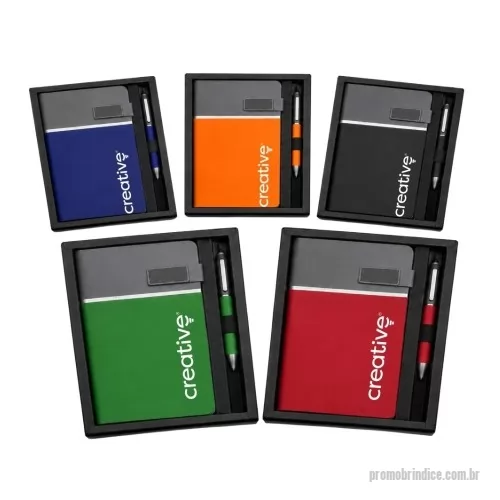 Kit executivo personalizado - O Kit Executivo com Caderno A5 e Caneta reúne praticidade e organização para a rotina profissional. O caderno possui miolo pautado, oferecendo espaço para anotações, planejamento de tarefas, registros de reuniões e outras informações importantes do dia a dia.  O conjunto acompanha caneta e caixa presente preta, que mantém os componentes organizados e protegidos contra atritos. O formato A5 facilita o transporte em bolsas e mochilas, tornando o kit uma ótima opção para eventos, treinamentos, convenções, ações promocionais e presentes corporativos.  Características: Conteúdo: caderno A5 pautado e caneta; Caneta: carga preta; Embalagem: caixa presente preta; Caderno: 21 × 14,5 × 1,4 cm; Caneta: 13,5 × 1,3 cm; Caixa: 23,7 × 19,3 × 1,8 cm.  Importante: Por se tratar de um kit, as dimensões apresentadas correspondem à embalagem final, e não às medidas individuais dos itens. As imagens apresentadas no site são meramente ilustrativas e podem apresentar variações de tonalidade e intensidade em 