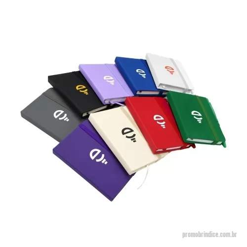 Kit executivo personalizado - O Kit Mini Caderneta e Caneta é uma opção compacta e prática para anotações rápidas no dia a dia. A mini caderneta possui miolo pautado e acompanha uma mini caneta, mantendo os itens essenciais de escrita reunidos em um único conjunto.  As peças são acomodadas em uma luva de papel kraft, que proporciona organização e segurança durante o transporte. O formato compacto cabe facilmente em bolsos e pequenas bolsas, tornando o kit uma ótima opção para eventos, ações promocionais, treinamentos, convenções e kits corporativos.  Características: Conteúdo: mini caderneta pautada e mini caneta; Embalagem: luva de papel kraft; Mini caderneta: 10,5 × 7,5 × 1,1 cm; Mini caneta: 10,5 × 1,5 cm; Luva kraft: 10,6 × 9 × 1,2 cm.  Importante: Por se tratar de um kit, as dimensões apresentadas correspondem à embalagem final, e não às medidas individuais dos itens. As imagens apresentadas no site são meramente ilustrativas e podem apresentar variações de tonalidade e intensidade em relação ao produto real. 