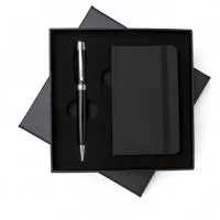  Kit executivo 2 peças em estojo de papelão com tampa e parte interna revestida de espuma. Contém: caneta metal preta com anel, detalhes em prata e escrita preta; caderneta emborrachada com aproximadamente 80 folhas amarelas com pauta. Acompanha placa metálica para gravação.  Altura :  17 cm  Largura :  17 cm