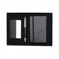 Kit executivo 3 peças em estojo de papelão com tampa e parte interna revestida de espuma. Contém: porta cartão de couro sintético texturizado com detalhes prata brilhante, caneta metal fosca com detalhe emborrachado preto, caderneta em couro sintético com aproximadamente 80 folhas amarelas pautadas. Acompanha placa metálica para gravação.