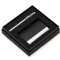 Kit executivo com 2 peças em estojo preto de papelão revestido com espuma interna. Possui uma caneta metal esfero laser e lanterna, clip metal e ao lado desenhos indicativos referente as funções, contém dois anéis prata, sendo o primeiro ao desrosquear fica o compartimento das baterias(acompanha 3 baterias CNB G3A) e o segundo anel é uma tampa com ponta touch, basta puxá-la para utilizar a caneta esfero. Porta cartão em couro sintético com detalhes em metal espelhado, parte interna revestida com veludo.