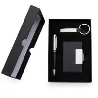 Kit executivo 3 peças em estojo de papelão com tampa e parte interna revestida de espuma. Contém: chaveiro metal fosco com detalhe emborrachado preto, porta cartão de couro sintético(verso metálico liso) com placa de metal e caneta metal fosca com detalhe emborrachado preto. Acompanha placa metálica para gravação.  Altura :  14,1 cm  Largura :  20,1 cm