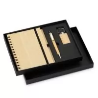 Kit executivo ecológico 3 peças em estojo de papelão. Contém: chaveiro de bambu com detalhe em metal, caderneta em bambu, capa dura, com aproximadamente 65 folhas brancas pautadas, caneta de bambu com clipe metálico, elástico para lacre e suporte para caneta em nylon.