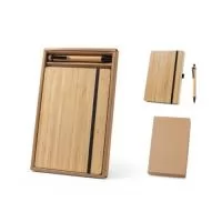 Conjunto de caderno a5 e esferográfica em bambu. O caderno de capa e contracapa em placa de bambu e lombada em poliéster 100% reciclado (100% rpet). Interior contém 96 folhas pautadas com papel reciclado. Suporte para esferográfica (inclusa) e elástico para fecho do caderno. Esferográfica em bambu e escrita em preto. Fornecido em caixa presente de oferta de papel kraft reciclado. A cor e o resultado da impressão nos materiais naturais pode variar entre produtos. Caderno: 21 x 14 mm | esferográfica: ø11 x 138 mm | caixa: 160 x 255 x 18 mm