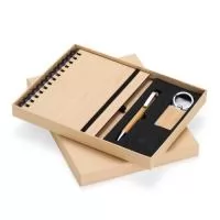 Kit Executivo Ecológico 3 Peças  Descrição: Kit executivo ecológico composto por três peças: uma caderneta de bambu com capa dura, contendo aproximadamente 70 folhas brancas pautadas; uma caneta de bambu com clipe metálico; e um chaveiro de bambu com detalhe em metal. Combina elegância, funcionalidade e sustentabilidade, ideal para quem valoriza o estilo natural e o respeito ao meio ambiente.  Comprimento: 24,6 cm Largura: 19 cm Espessura: 2,3 cm Medidas aproximadas para gravação (CxL): 20 cm x 18 cm Peso aproximado: 418 g
