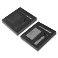 Nosso kit executivo traz praticidade e elegância para o dia a dia. Produzido com metal e tecido em rPET reciclado, ele conta com um porta-cartão com chapa metálica para gravação e um interior revestido em veludo, garantindo sofisticação. A caneta esferográfica azul, com acionamento por rotação, é ideal para anotações rápidas, e o chaveiro é a solução perfeita para manter suas chaves sempre organizadas. Todos esses itens são acomodados em um estojo de papelão com abertura pela lateral, perfeito para presentear ou guardá-los com cuidado.   Altura: 18,5 cm Largura: 17 cm Espessura: 2,7 cm