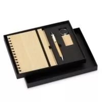 Kit executivo ecológico 3 peças em estojo de papelão. Contém: chaveiro de bambu com detalhe em metal, caderneta em bambu, capa dura, com aproximadamente 65 folhas brancas pautadas, caneta de bambu com clipe metálico, elástico para lacre e suporte para caneta em nylon.  Largura :  19,3 cm  Comprimento :  25,3 cm  Espessura :  2,9 cm