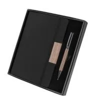 Caderno tipo moleskine tamanho A5 com capa dura em papel com linhas cinzas, 4 folhas de guarda e 80 folhas internas pautadas em papel 70g/m². Possui marcador de página e elástico de fechamento. Acompanha caixa presenteável.