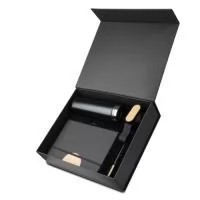 Kit escritório contendo caderno A5 com capa em RPET e detalhe em bambu, possui 80 folhas pautadas em papel 70g/m², garrafa térmica (exterior 201/interior 304) com capacidade de 600ml, acabamento preto fosco, tampa em plástica PP com detalhe em bambu e alça em silicone preta, caneta esferográfica de metal com detalhe em bambu, acompanha caixa presenteável.