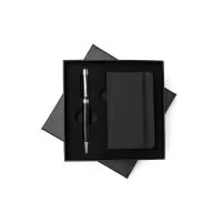 Kit executivo Personalizado contendo: Estojo de papelão com tampa e parte interna revestida de espuma. Contém: caneta metal preta com anel, detalhes em prata e escrita preta; caderneta emborrachada com aproximadamente 80 folhas amarelas com pauta. Acompanha placa metálica para gravação. Altura : 17 cm Largura : 17 cm Medidas aproximadas para gravação (CxL): Placa 5,8 cm x 1,9 cm – Caneta 3,8 cm x 0,8 cm – Caderneta 12,5 cm x 7,5 cm Peso aproximado (g): 235