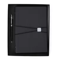 Anote tudo e organize os cartões com o nosso Kit Executivo! Ele vem com uma caneta metálica super sofisticada de 1.0mm na cor preta e um caderno fichário de aproximadamente 96 folhas removíveis, ou seja, dá para trocar, reorganizar e deixar tudo do seu jeito! Os seis anéis garantem praticidade, e a capa dura em couro sintético traz aquele toque elegante durante os registros e planejamentos. E tem mais! São quatro espaços para cartões, sendo um com visor transparente, espaço para guardar anotações, suporte para caneta e fechamento em elástico para manter tudo seguro.  Para um toque exclusivo, ainda acompanha uma plaquinha para personalização e embalagem.   Altura :  26,4 cm  Largura :  21,3 cm