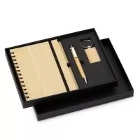Kit executivo ecológico 3 peças em estojo de papelão: chaveiro de bambu, caderneta em bambu com ~65 folhas, caneta de bambu.