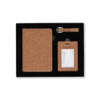 Kit viagem com acabamento em cortiça: porta-passaporte e tag identificadora de bagagem com alça. Estojo de papel com berço em veludo.
