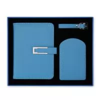 Kit viagem: porta-passaporte e tag identificadora de bagagem em PU. Fechamento magnético, fivela metálica, compartimentos para cartões.