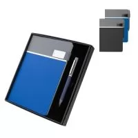 Kit escritório contendo caderno A5 com capa dura em PU cinza com detalhes em PU colorido e linhas prateadas, 80 folhas pautadas em papel 70g/m², fechamento magnético com placa metálica e caneta metálica na cor do produto. Acompanha estojo presenteável.