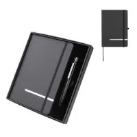 Caderno tamanho A5 com capa dura, 80 folhas internas pautadas em papel 70g/m². Possui marcador de página e elástico de fechamento. Conta com uma caneta metálica de escrita azul. Acompanha caixa presenteável.