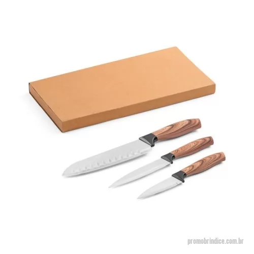 Kit faca personalizado - Conjunto composto por 3 facas de cozinha com lâmina em aço inox e cabo ergonômico em plástico a imitar madeira. O conjunto é composto por: faca santoku, faca utilitária e faca de descascar. Certificação EU Food Grade. Fornecido em caixa presente de papel kraft reciclado.