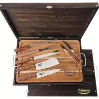 Kit churrasco personalizado. Esse é o nosso negócio, está no nosso DNA. Faça uma consulta e surpreenda-se com nossas opções. São mais de 50 modelos, dos mais simples aos mais completos, garantindo que sempre haverá um kit que se encaixe nas suas necessidades. Estojo de madeira com tábua churrasco, facas diversas, garfo churrasco, chaira e cutelo. Gravação indelével da logo a laser no estojo, tábua faca peixeira e cutelo, garantindo a visibilidade da sua marca por muitos e muitos anos. Acompanha caixa para presente com listras em marrom. Despachamos com frete pago para Sul, Sudeste e Centro Oeste