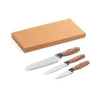 Conjunto composto por 3 facas de cozinha com lâmina em aço inox e cabo ergonômico em plástico a imitar madeira. O conjunto é composto por: faca santoku, faca utilitária e faca de descascar. Certificação EU Food Grade. Fornecido em caixa presente de papel kraft reciclado.