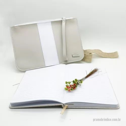 Kit feminino personalizado - CONTÉM:  1 – Caderno A5 com capa dura em linho 1 – Necessaire 25×17 confeccionada em sintético prada