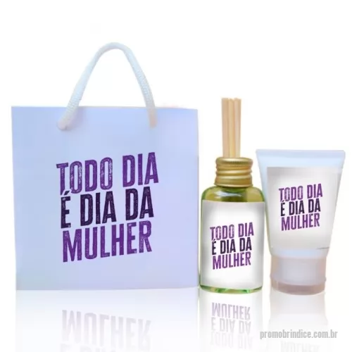 Kit feminino personalizado - Kit Dia da Mulher compõe: 1 Hidrante para as mãos 1 Aromatizador O kit vai prontinho para presentear, com ingredientes de qualidade e fragrância agradável.